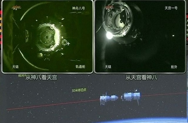 Китайският космически кораб се скачи успешно