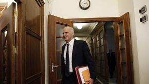 Папандреу няма да подава оставка Отказва се от референдума