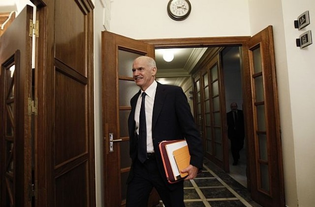 Папандреу няма да подава оставка. Отказва се от референдума?