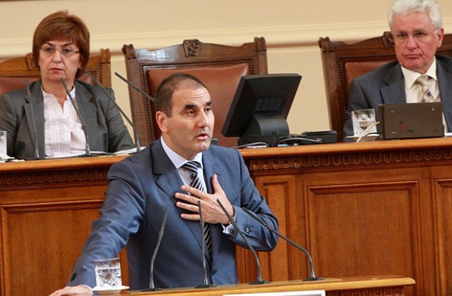 Цветанов докладва пред депутати как живеят ромите при управлението на ГЕРБ