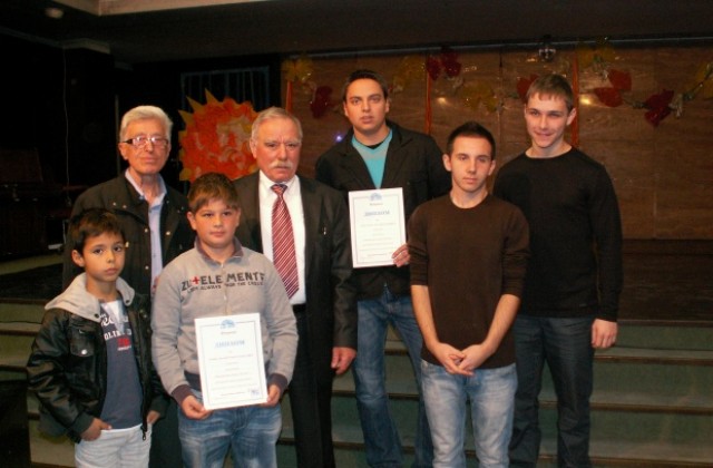 Първият български космонавт награди кюстендилски ракетомоделисти