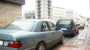 Кола тръгна сама на заден ход блъсна пенсионерка