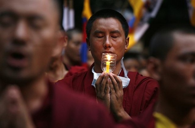 Млад тибетски изгнаник се самозапали в Делхи, полицията го спаси от смърт
