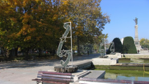 Монтират коледната украса