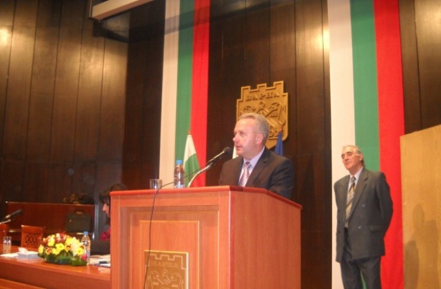 Николай Апостолов отново застана начело на местния парламент