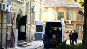 Изнасят общината в кашони и чували