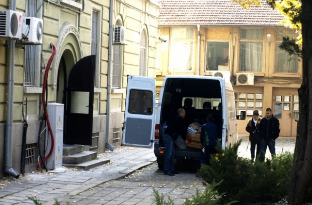 Изнасят общината в кашони и чували