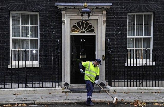 Британски министри са засечени да хвърлят поверителни документи в улични кофи