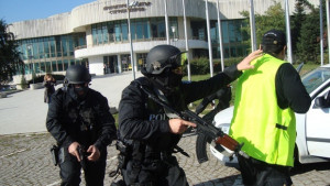 Звеното за бързи действия прави демонстрация пред ученици
