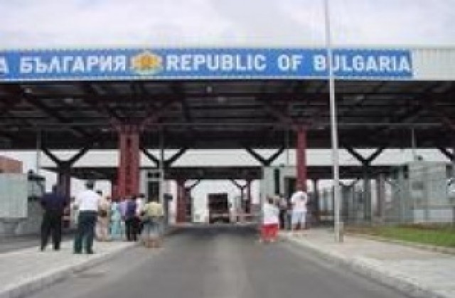 Бельо, чорапи и дрехи контрабанда задържаха на Лесово