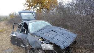 Пиян шофьор преобърна Мазда и избяга пострадаха двама души