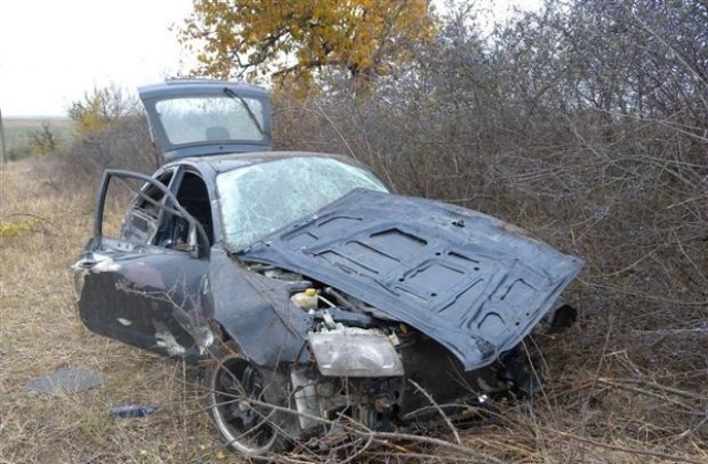 Пиян шофьор преобърна Мазда и избяга, пострадаха двама души