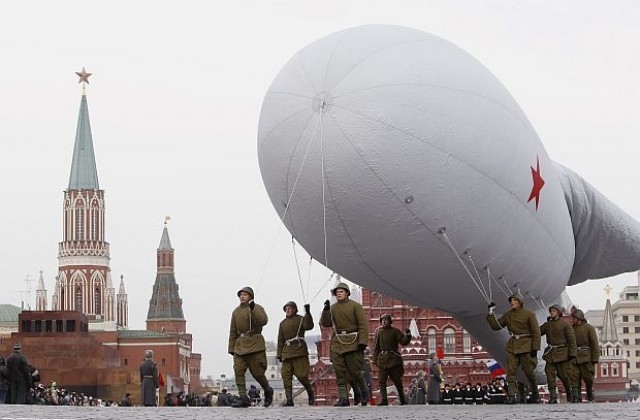 Седемхилядно шествие на Червения площад припомни за военния парад от 1941 г.