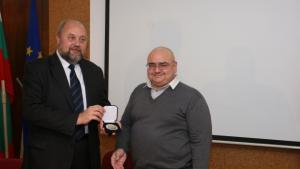 Наградиха депутат и лекар за заслуги в здравеопазването