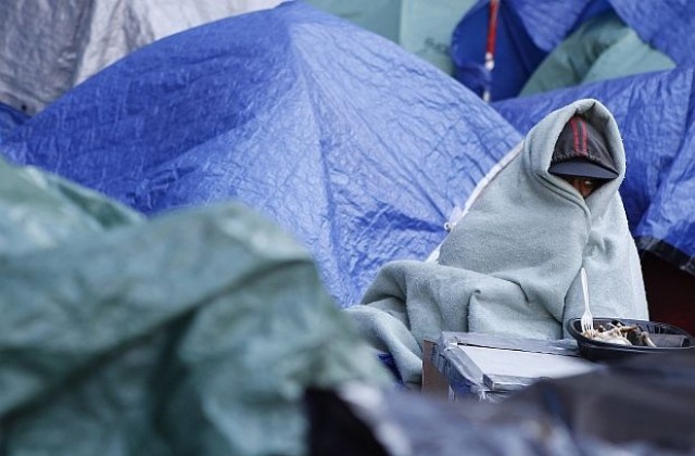 Участниците в Окупирай Уолстрийт в Ню Йорк разпъват военни палатки