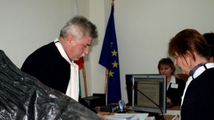 Три чувала с бюлетини преброиха в Административен съд Разград