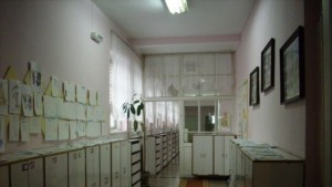 Засаждат дръвчета в двора на детска градина Снежанка