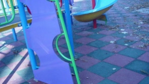 Недовършена детска площадка вече е обект на посегателство