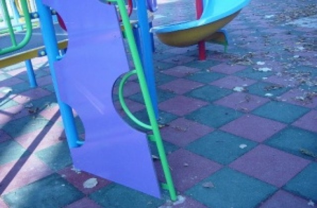 Недовършена детска площадка вече е обект на посегателство