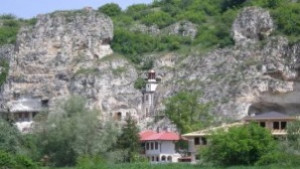 Русенската митрополия получава собствеността върху Посетителския център на Басарбовския манастир