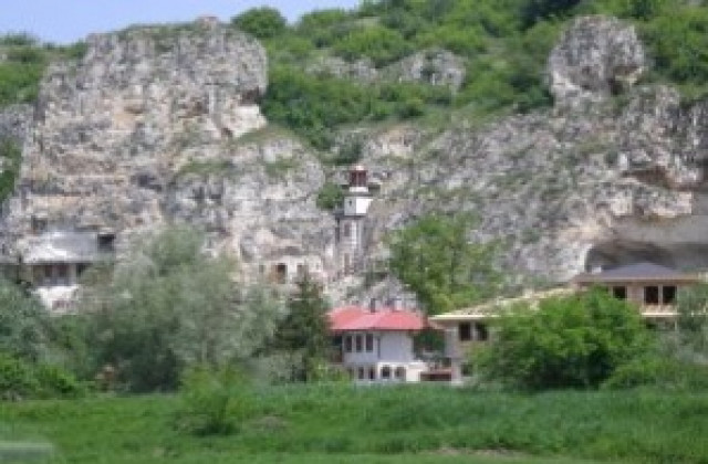 Русенската митрополия получава собствеността върху Посетителския център на Басарбовския манастир