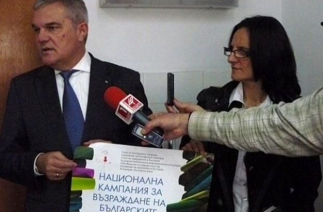 Румен Петков дари творби на Дончо Цончев на библиотеката в Левски