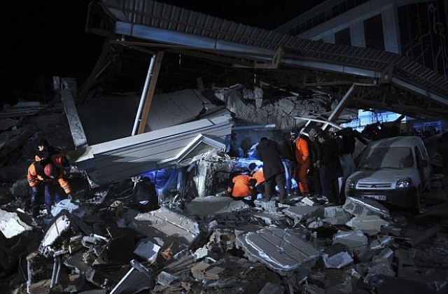 Петима загинали и десетки разрушени сгради след нов трус в Турция