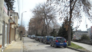 Мъж строши стъкло на кола с тояга