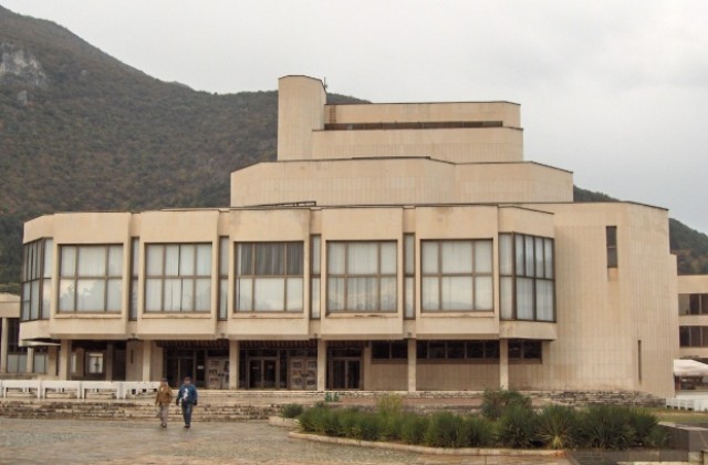 Театърът във Враца остава