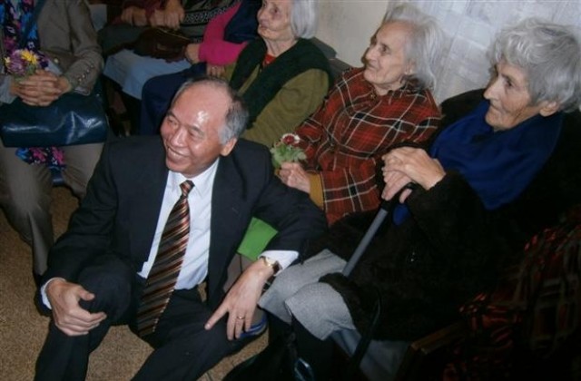 Виетнамският посланик с две дарения в шуменски домове