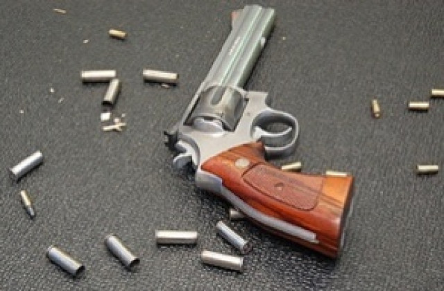 Плашат с пистолет задлъжнял наркодилър