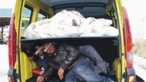 Задържаха нелегални емигранти скрити в багажник