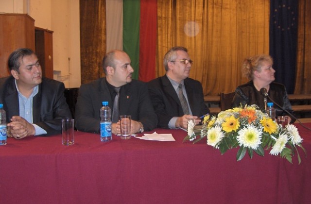 Инж. Иванов получава огърлицата на властта от д-р Шахов