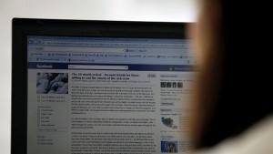 Facebook започна разследване след сигнали за спам с порнография