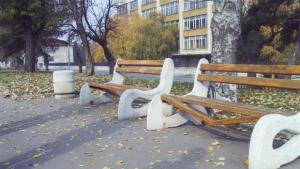 Вандали чупиха пейки крадци опитаха да отмъкнат тротоарни плочки