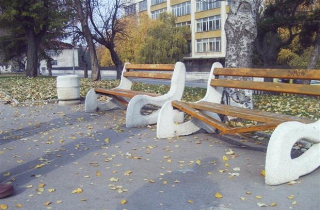 Вандали чупиха пейки, крадци опитаха да отмъкнат тротоарни плочки