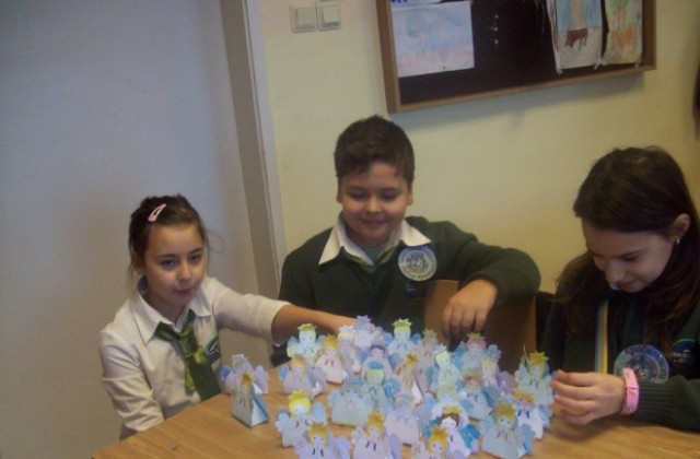 Благотворителна изложба помага на децата без семейство