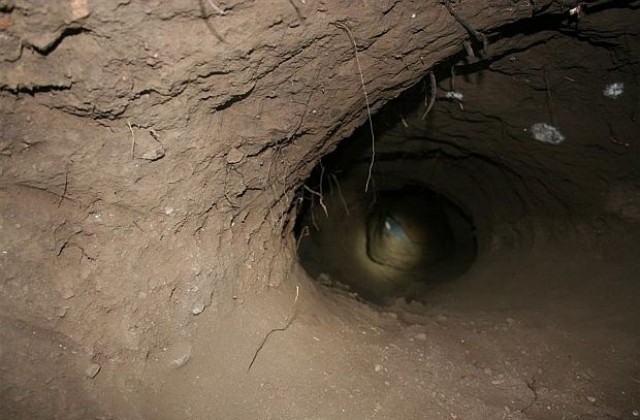 Разкриха тунел за пренасяне на наркотици от Мексико към Калифорния