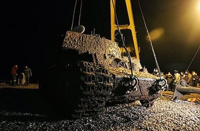 Извадиха стар руски танк от водите на река Нева