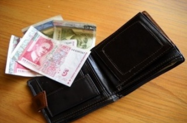 Служители в магазин си поделиха парите от забравено портмоне