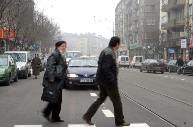 Полицаи започват да дежурят покрай пешеходните пътеки в София