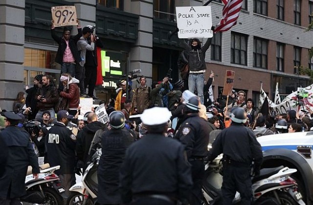 Над 300 участници в Окупирай Уолстрийт бяха арестувани в САЩ