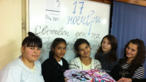 Ученици от гимназията по облекло дариха философски бижута на КСУДС