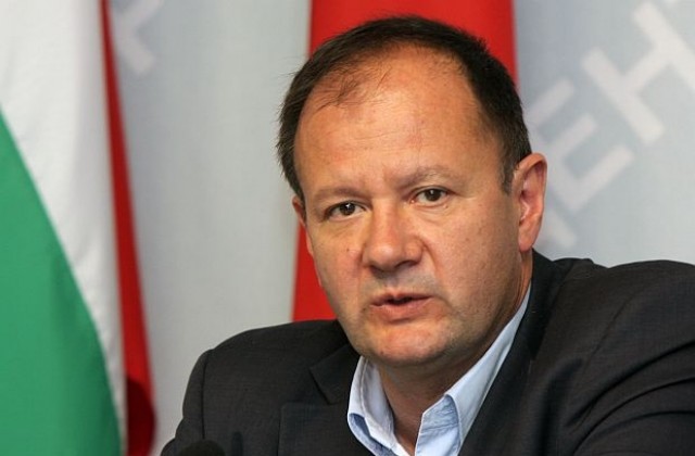 Миков и съдии от КС в спор за компетентността на депутатите
