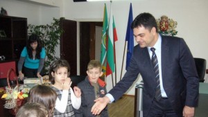 Атракционен парк и ледена пързалка искат деца от кмета на
