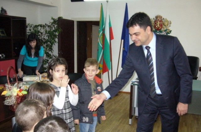 Атракционен парк и ледена пързалка искат деца от кмета на Димитровград