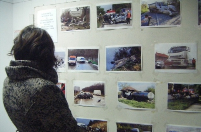 Подредиха фотоизложба в памет на жертвите на катастрофи