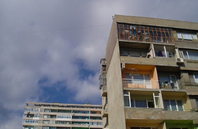 РДНСК засега няма да бута остъклените балкони на ул. „Бреза”