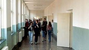 Продължават празничните прояви в две добрички училища