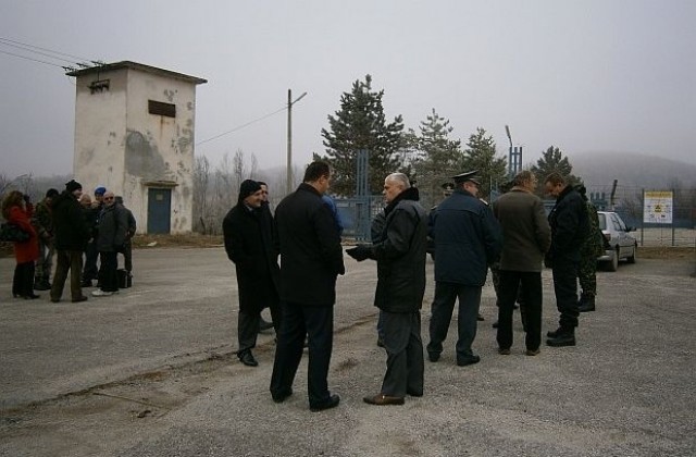 Районът на бившите военни складове край Ловнидол остава отцепен